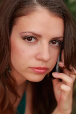 açık yakın çekim görüntü günbatımı ışıkta çok güzel bir kız