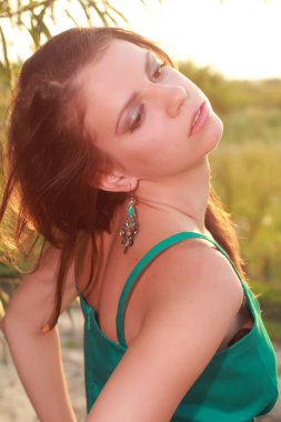 açık yakın çekim görüntü günbatımı ışıkta çok güzel bir kız