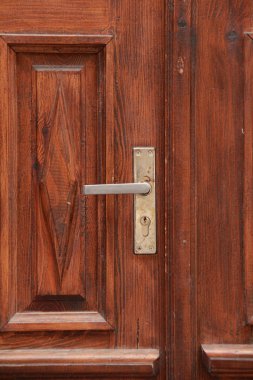 Eski bir kapıyı tut.