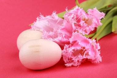 Paskalya yumurtaları ve laleler