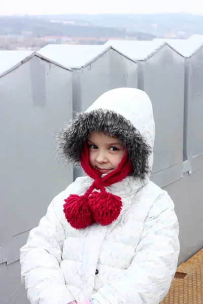 Chica bonita en una gorra de punto rojo y chaqueta — Foto de Stock