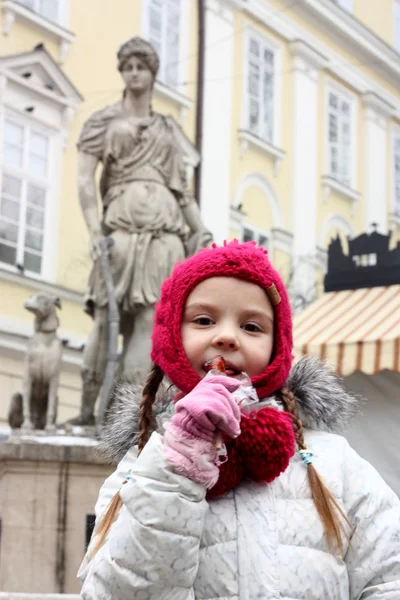 Menina bonita em um chapéu de malha vermelho — Fotografia de Stock