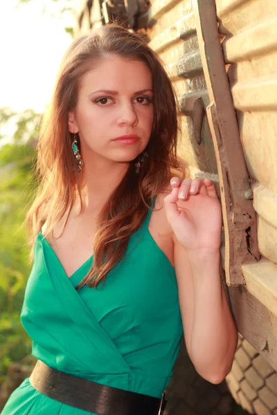 Imagen de cerca al aire libre de la encantadora chica en la luz del atardecer — Foto de Stock