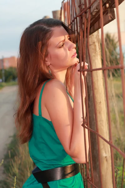 Imagem de close-up ao ar livre da linda menina na luz do pôr do sol — Fotografia de Stock