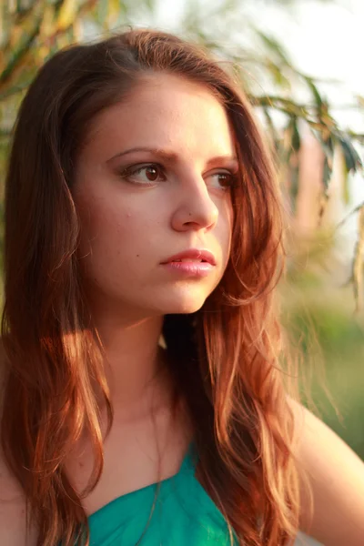 Imagem de close-up ao ar livre da linda menina na luz do pôr do sol — Fotografia de Stock