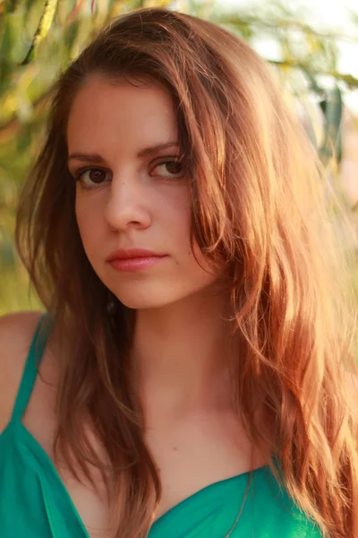 Imagen de cerca al aire libre de la encantadora chica en la luz del atardecer — Foto de Stock