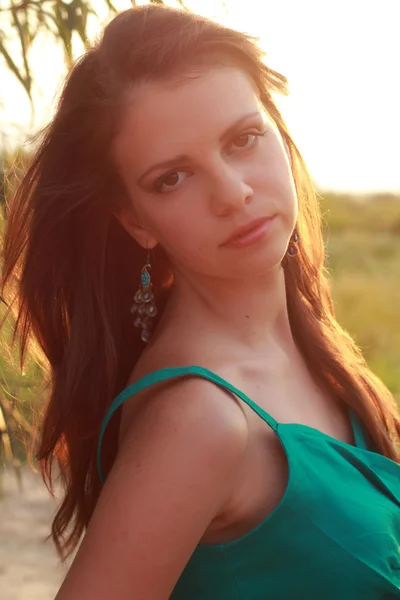 Utomhus närbild bild av vackra flicka i solnedgången ljus夕日の光の中で素敵な女の子の屋外のクローズ アップ イメージ — Stockfoto