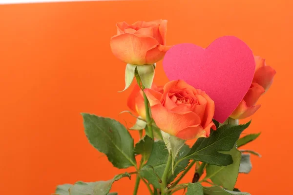 Rosas románticas con símbolo del corazón — Foto de Stock