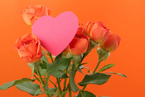 Rosas románticas con símbolo del corazón —  Fotos de Stock