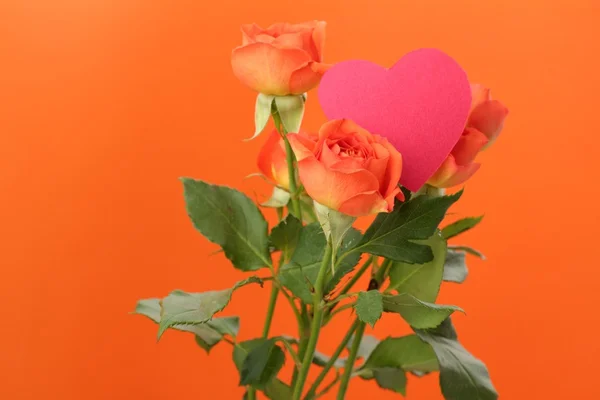 Romantische rozen met hartsymbool — Stockfoto