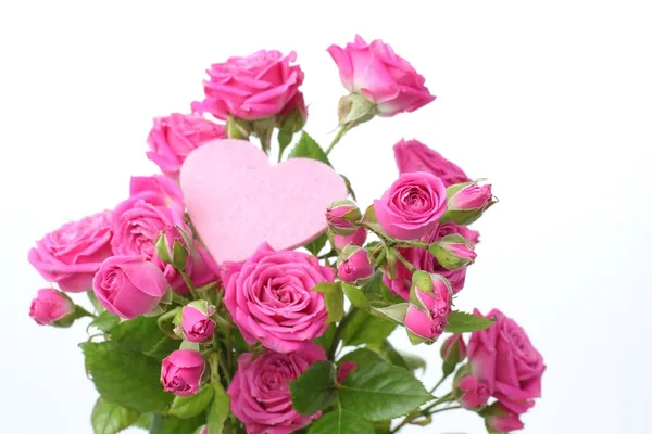 Τριαντάφυλλα σε μπουκέτο με ροζ καρδιά — Φωτογραφία Αρχείου