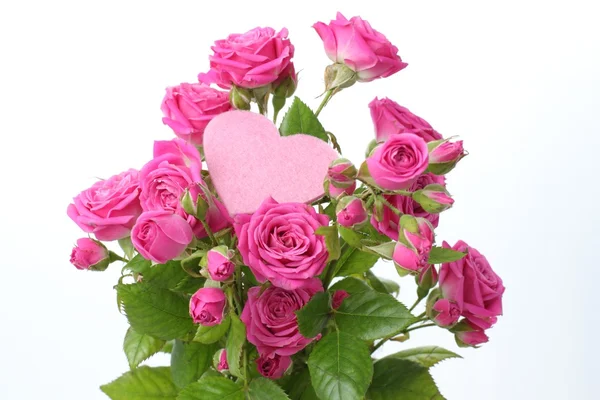 Rosor bukett med rosa hjärta — Stockfoto