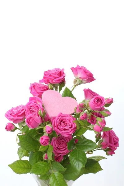 Bouquet di rose con cuore rosa — Foto Stock