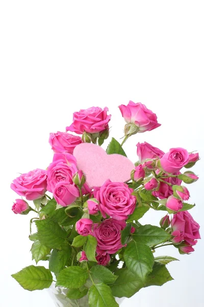 Buquê de rosas com coração rosa — Fotografia de Stock