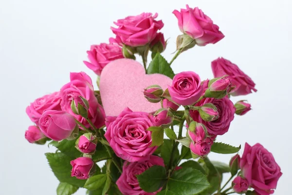 Bouquet di rose con cuore rosa — Foto Stock