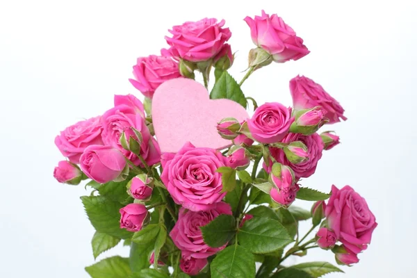 Bouquet di rose con cuore rosa — Foto Stock