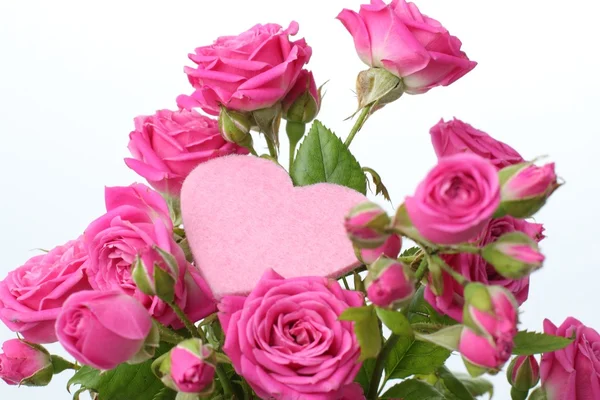 Bouquet di rose con cuore rosa — Foto Stock