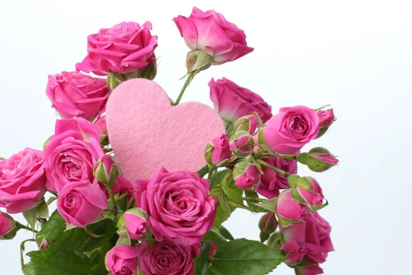 Ramo de rosas con corazón rosa — Foto de Stock