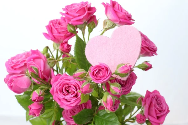 Ramo de rosas con corazón rosa —  Fotos de Stock