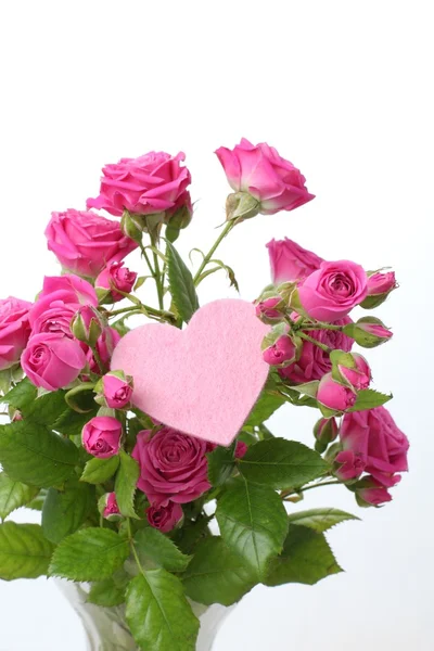 Rozen boeket met roze hart — Stockfoto