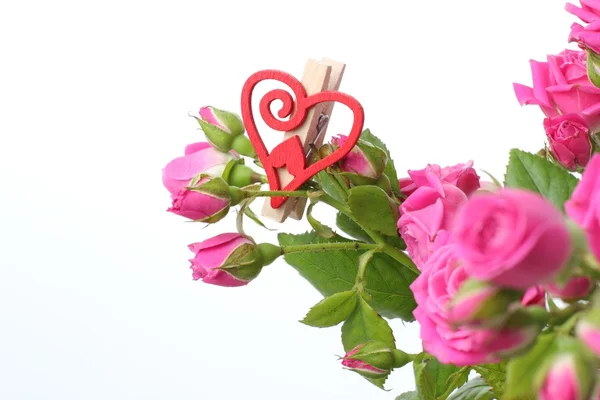 गुलाब के साथ रोमांटिक दिल प्रतीक की स्टूडियो फोटो — स्टॉक फ़ोटो, इमेज