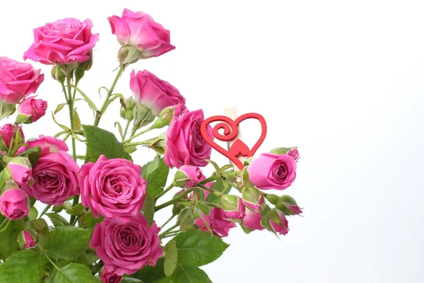 Ramo de rosas con corazón rojo — Foto de Stock