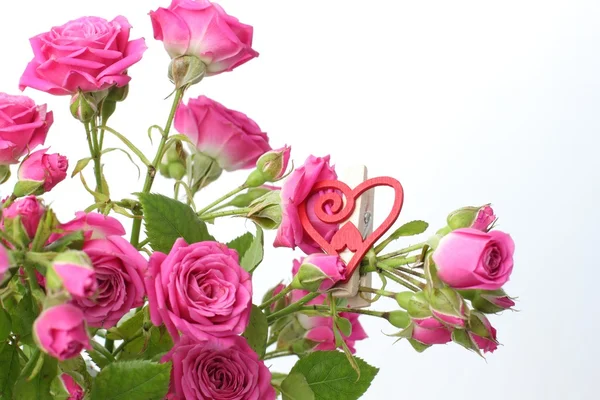 Bukiet róż z czerwonym sercem — Zdjęcie stockowe