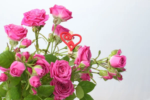 Roses bouquet with red heart — Stock Photo, Image