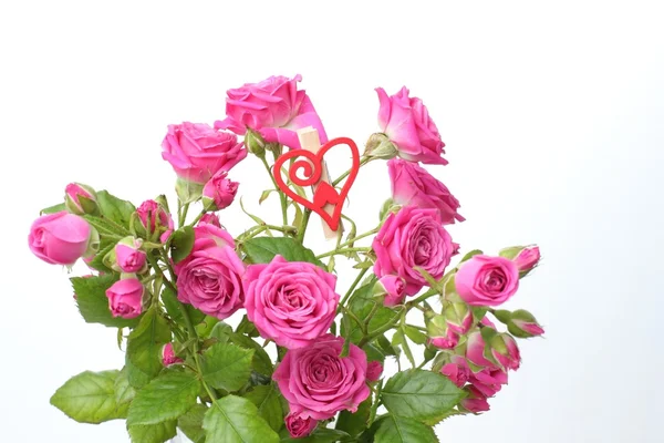 Τριαντάφυλλα σε μπουκέτο με κόκκινη καρδιά — Φωτογραφία Αρχείου