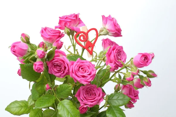 Buquê de rosas com coração vermelho — Fotografia de Stock