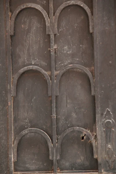 老式棕色木门 — 图库照片