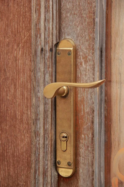 Fond de la vieille porte en bois avec poignée de porte en métal — Photo