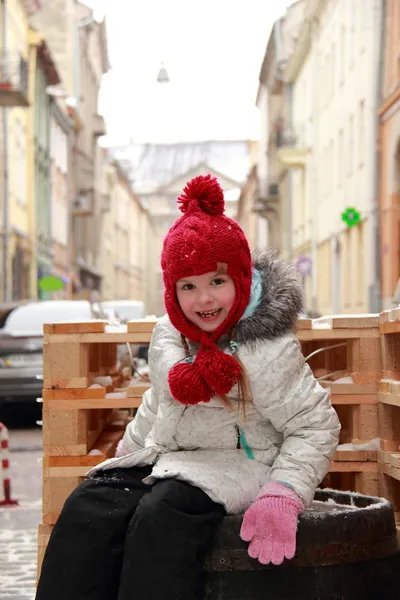 Chica bonita en una gorra de punto rojo — Foto de Stock