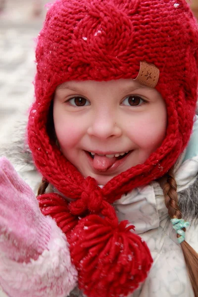 Chica bonita en una gorra de punto rojo —  Fotos de Stock