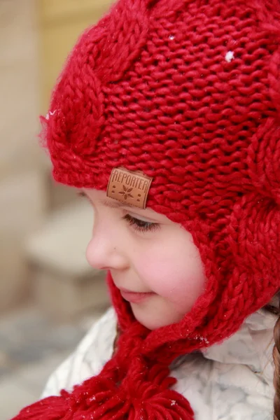 Chica bonita en una gorra de punto rojo — Foto de Stock