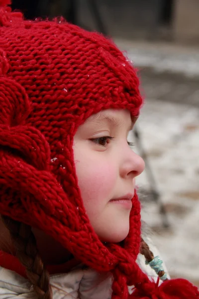 Chica bonita en una gorra de punto rojo — Foto de Stock