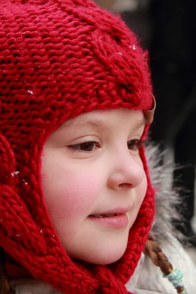 Chica bonita en una gorra de punto rojo — Foto de Stock