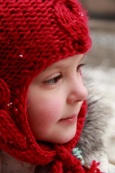 Chica bonita en una gorra de punto rojo — Foto de Stock