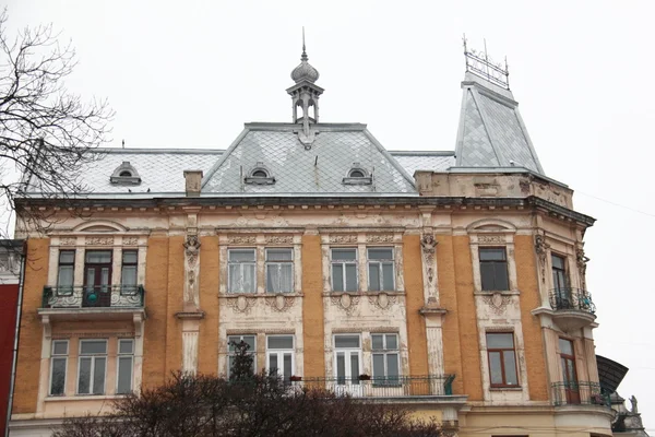 Старое здание в центре Львова — стоковое фото