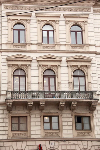 Frammento di muro con finestre di un antico edificio — Foto Stock