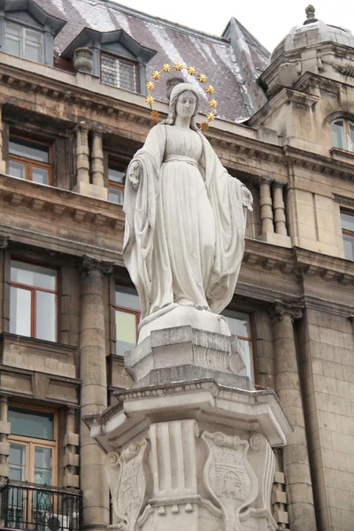 Rzeźba na centralnej ulicy w zachodniej Ukrainie miasta Lwowa — Zdjęcie stockowe
