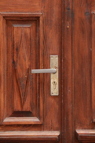 Poignée sur une vieille porte — Photo