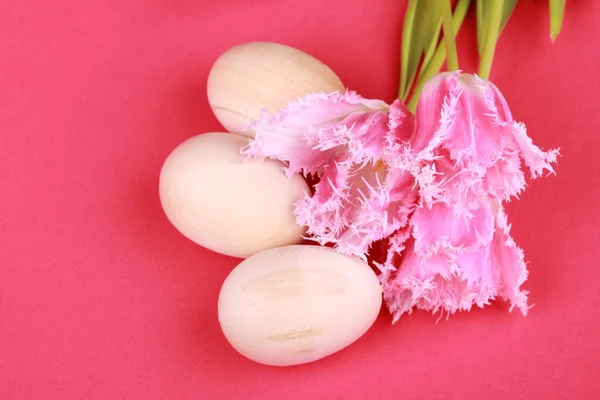 Easter eggs and tulips — Stock Photo, Image