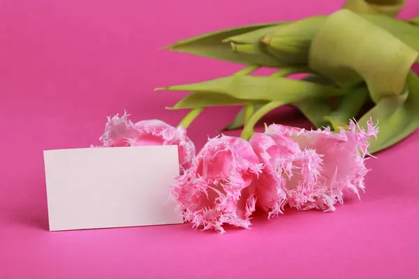 Рожеві тюльпани з вітальною листівкою — стокове фото