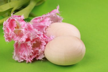 Paskalya yumurtaları ve laleler