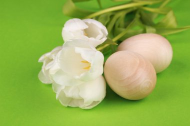 Paskalya yumurtaları ve laleler