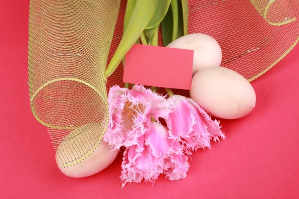 Tulipas rosa e ovos com um cartão de felicitações — Fotografia de Stock