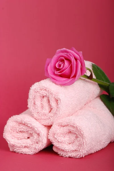 グリーティング カードのためのピンクのタオルで美しいピンクのバラ — ストック写真