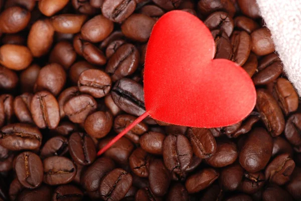 Темно-коричневый кофе с красным сердцем на празднике — стоковое фото