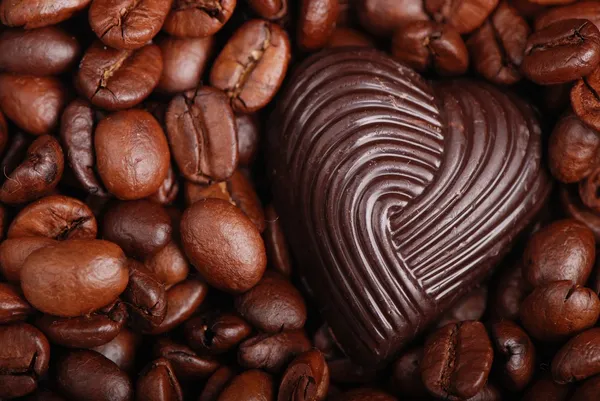 Chicchi di caffè marrone scuro e caramelle al cioccolato — Foto Stock